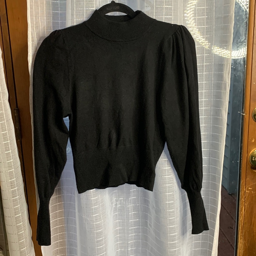 Black puff top. Xs.